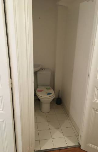 Photo avant rénovation d'un toilette dans un appartement parisien